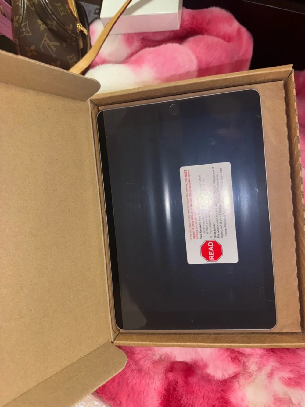 New 2017 Apple IPad with charger!